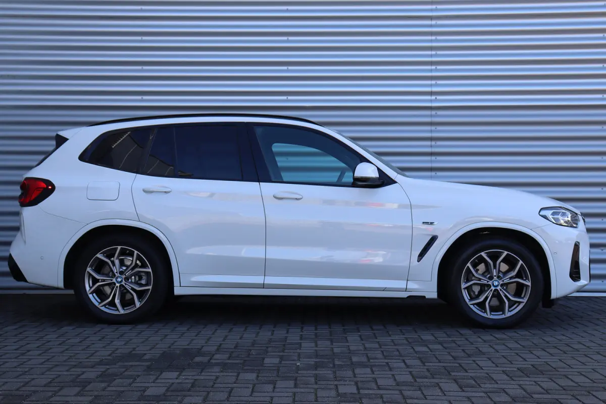 XDRIVE30e 292PK HIGH EXECUTIVE M-SPORT AUTOMAAT SOH 97% / NAVI / LEDER / FULL-LED / CLIMA / 18" LMV / FACELIFT / KEYLESS / 360 CAMERA / ELEKTR. TREKHAAK / CRUISECONTROL / WINTERPAKKET / NIEU