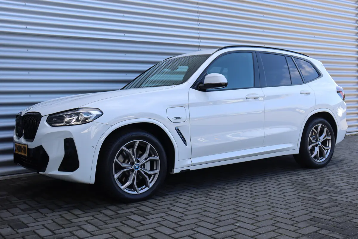XDRIVE30e 292PK HIGH EXECUTIVE M-SPORT AUTOMAAT SOH 97% / NAVI / LEDER / FULL-LED / CLIMA / 18" LMV / FACELIFT / KEYLESS / 360 CAMERA / ELEKTR. TREKHAAK / CRUISECONTROL / WINTERPAKKET / NIEU
