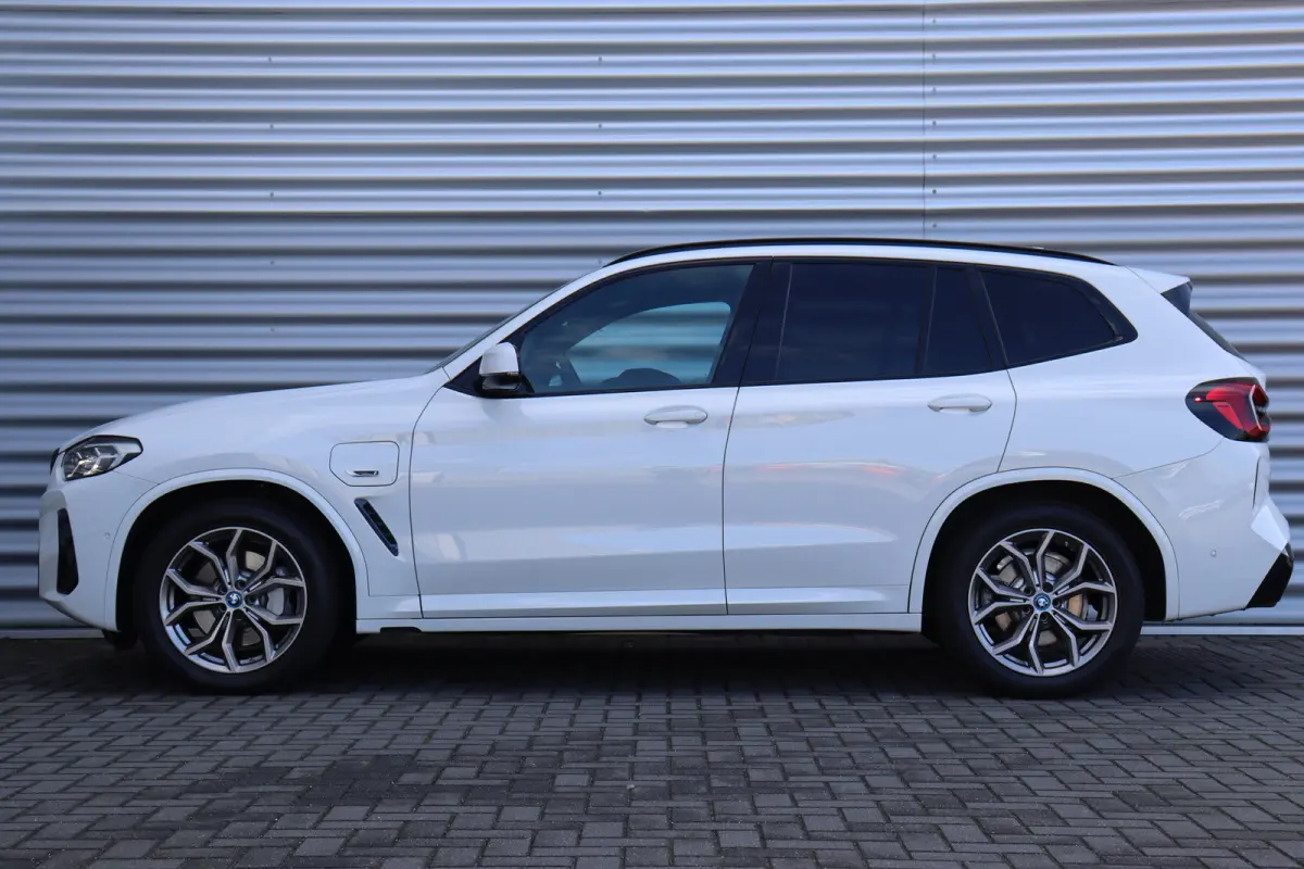 XDRIVE30e 292PK HIGH EXECUTIVE M-SPORT AUTOMAAT SOH 97% / NAVI / LEDER / FULL-LED / CLIMA / 18" LMV / FACELIFT / KEYLESS / 360 CAMERA / ELEKTR. TREKHAAK / CRUISECONTROL / WINTERPAKKET / NIEU
