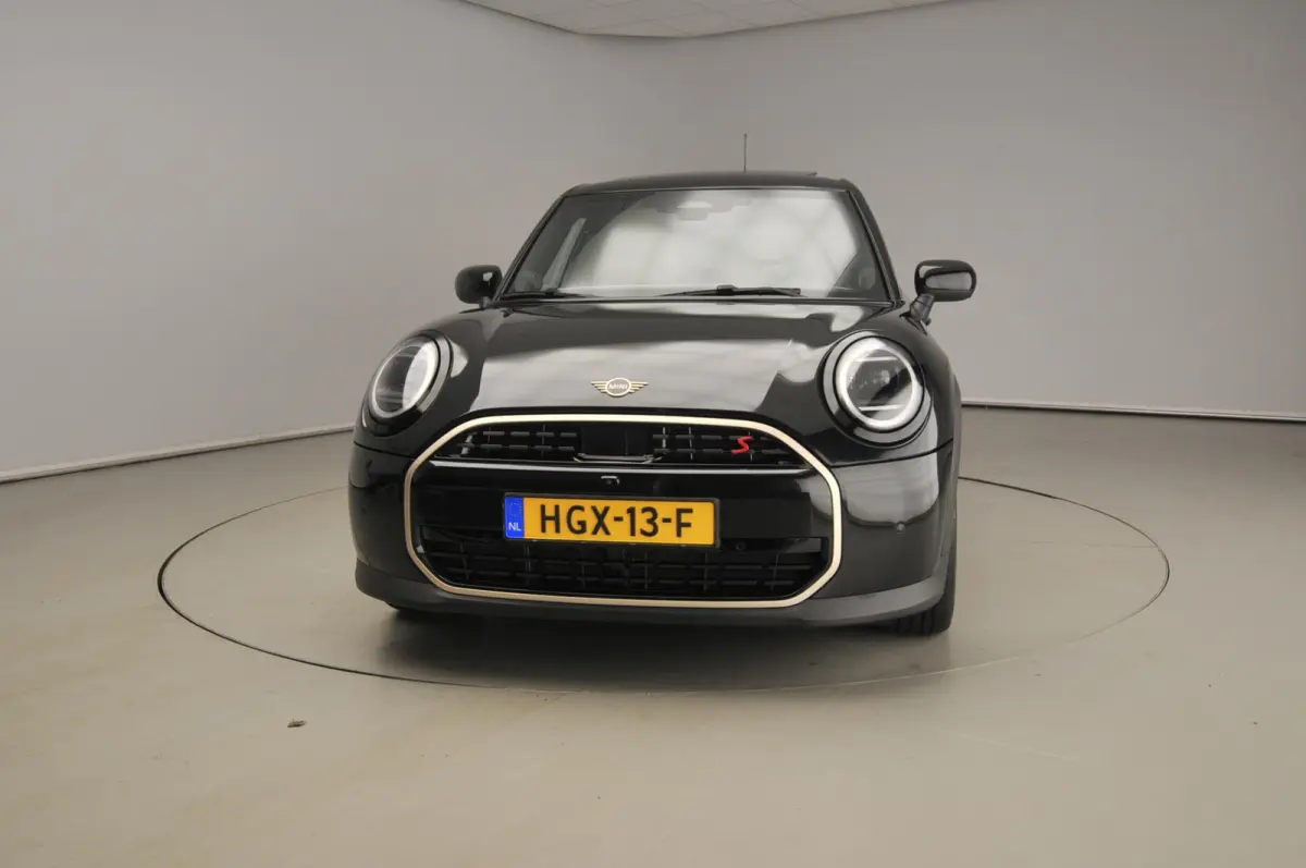 Cooper S Automaat / Panoramadak / Harman-Kardon / JCW stoelen / LED / Active cruise / Alu wielen 18 inch