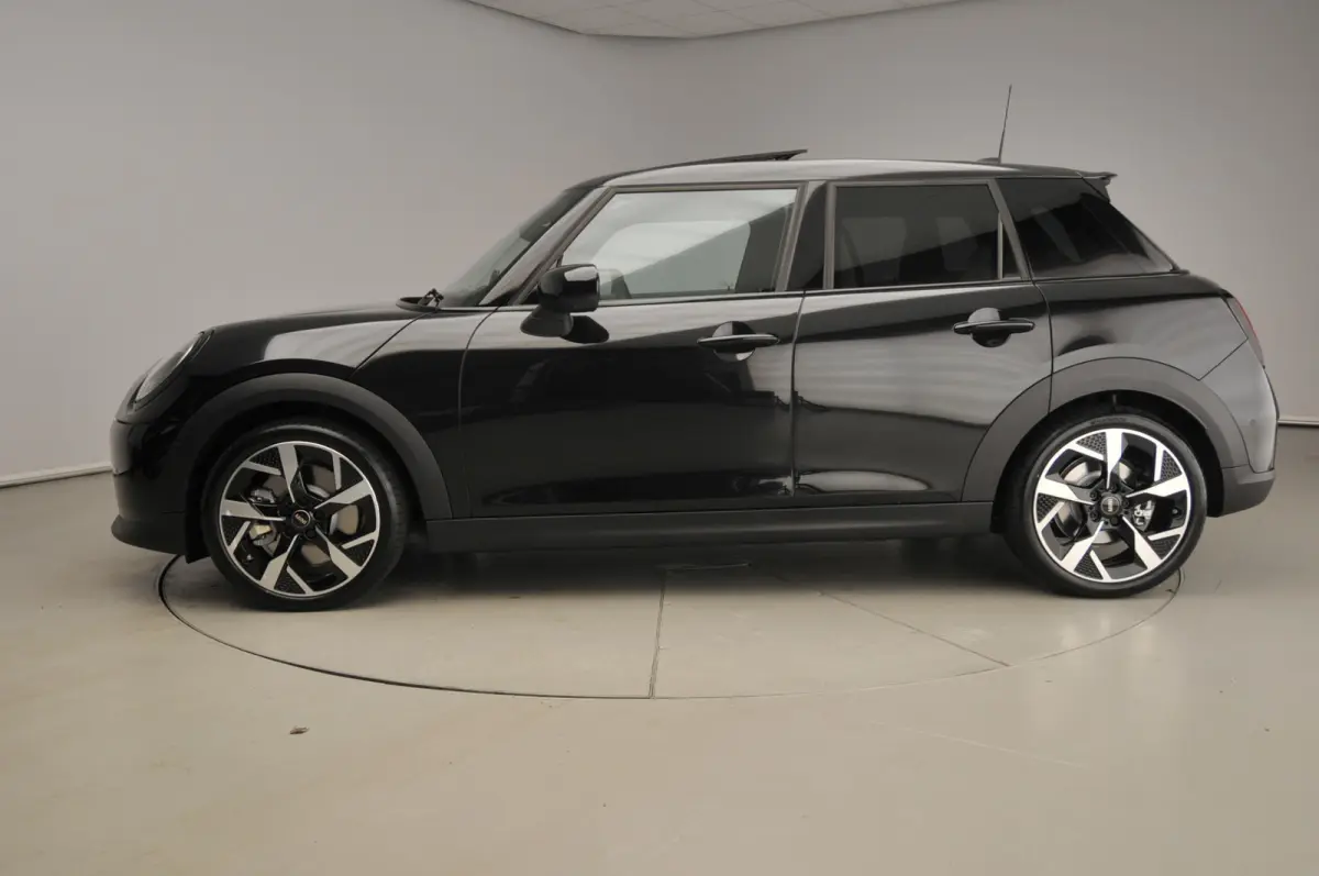 Cooper S Automaat / Panoramadak / Harman-Kardon / JCW stoelen / LED / Active cruise / Alu wielen 18 inch