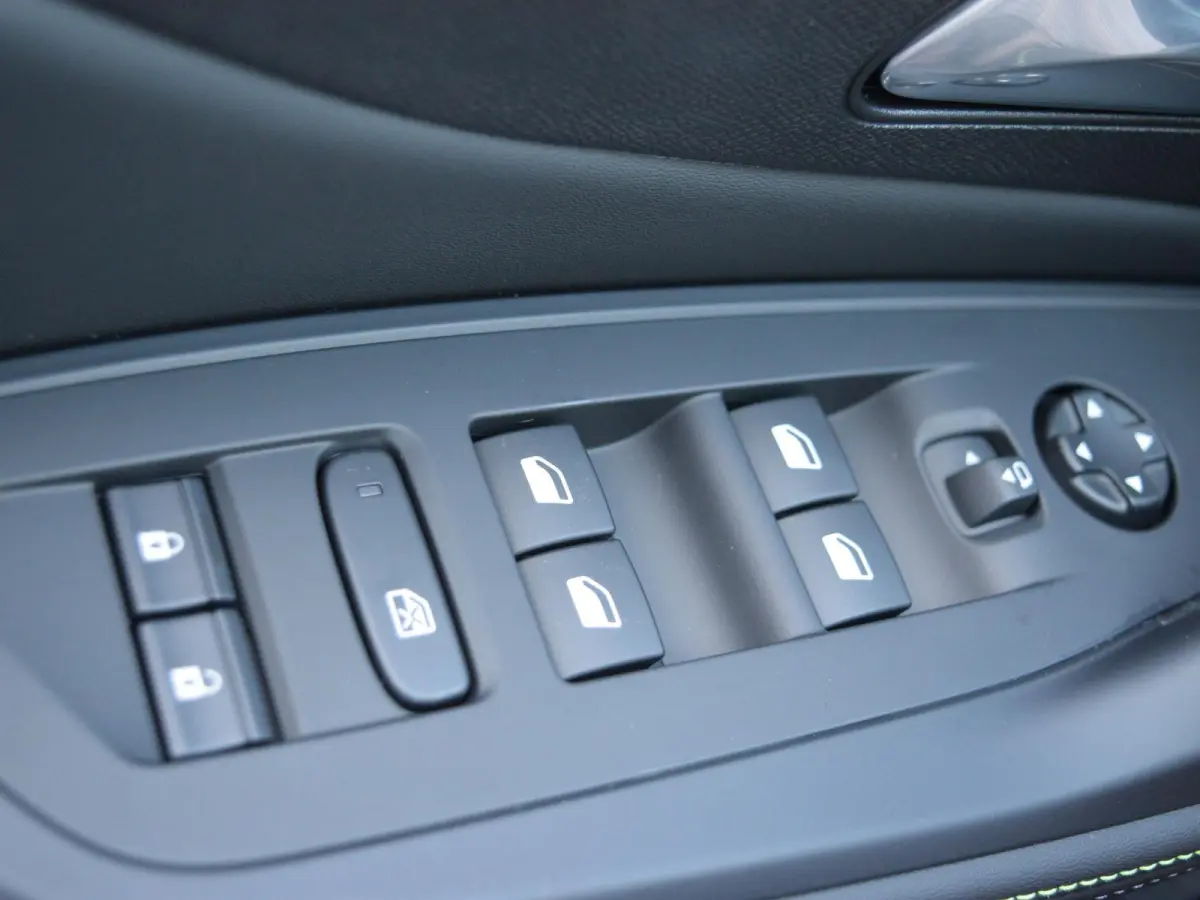 1.2 GT Exclusive Hybrid 145 UIT VOORRAAD LEVERBAAR