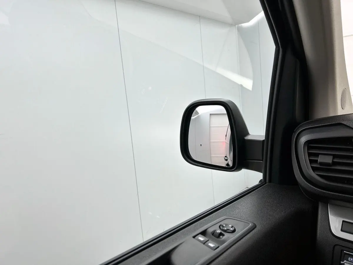 2.0 180PK L3 Automaat Dubbele Cabine 2 schuifdeuren Android Auto/Apple CarPlay Navigatie Keyless Entry&Start Climate Control Camera Cruise Control Houten afwerking laadruimte Trekhaak lichtm