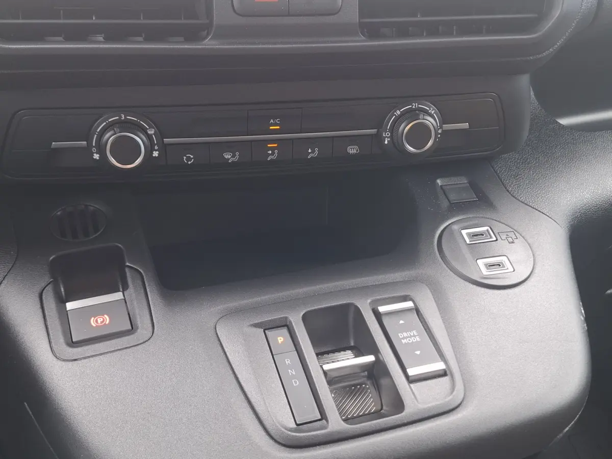 Comfort 50 kWh | Apple Carplay/Android Auto | Bluetooth | Cruise Control | Achteruirijcamera | Parkeersensoren Achter | Airco | Zijschuifeur Rechts |