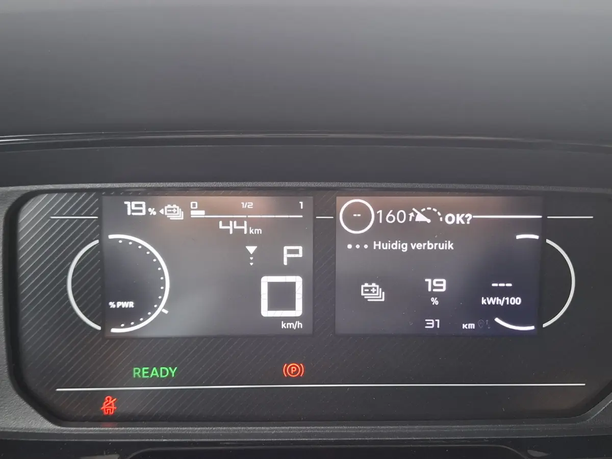 Comfort 50 kWh | Apple Carplay/Android Auto | Bluetooth | Cruise Control | Achteruirijcamera | Parkeersensoren Achter | Airco | Zijschuifeur Rechts |