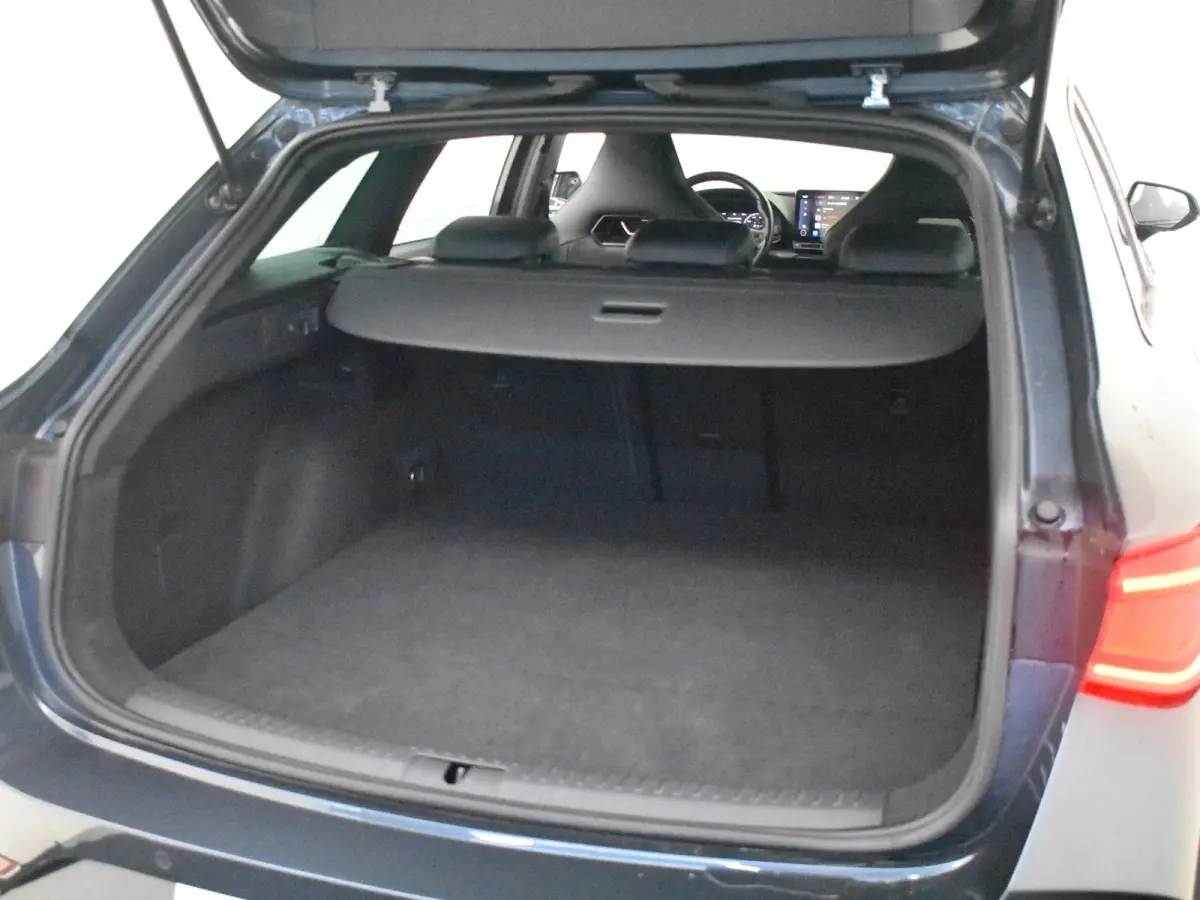 | Camera | Parkeer assistent | Cruise control Adapt | Apple car /Android auto | Keyless | Navi | DAB | LED | 18"LMV