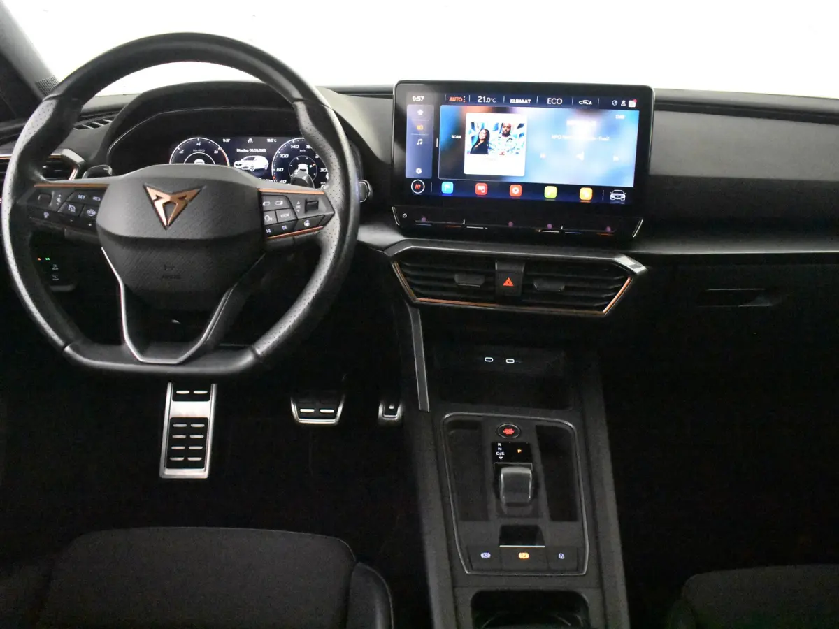 | Camera | Parkeer assistent | Cruise control Adapt | Apple car /Android auto | Keyless | Navi | DAB | LED | 18"LMV