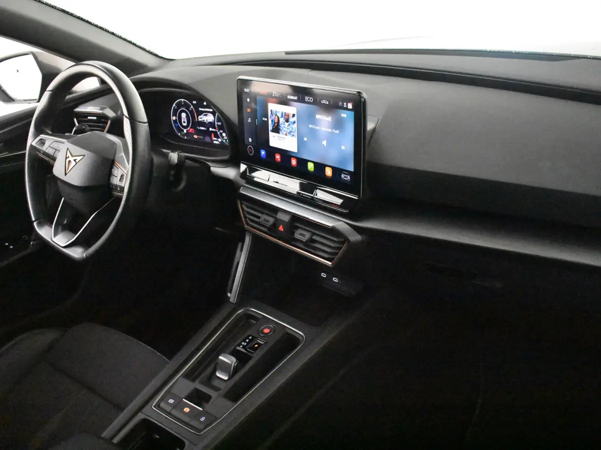 | Camera | Parkeer assistent | Cruise control Adapt | Apple car /Android auto | Keyless | Navi | DAB | LED | 18"LMV