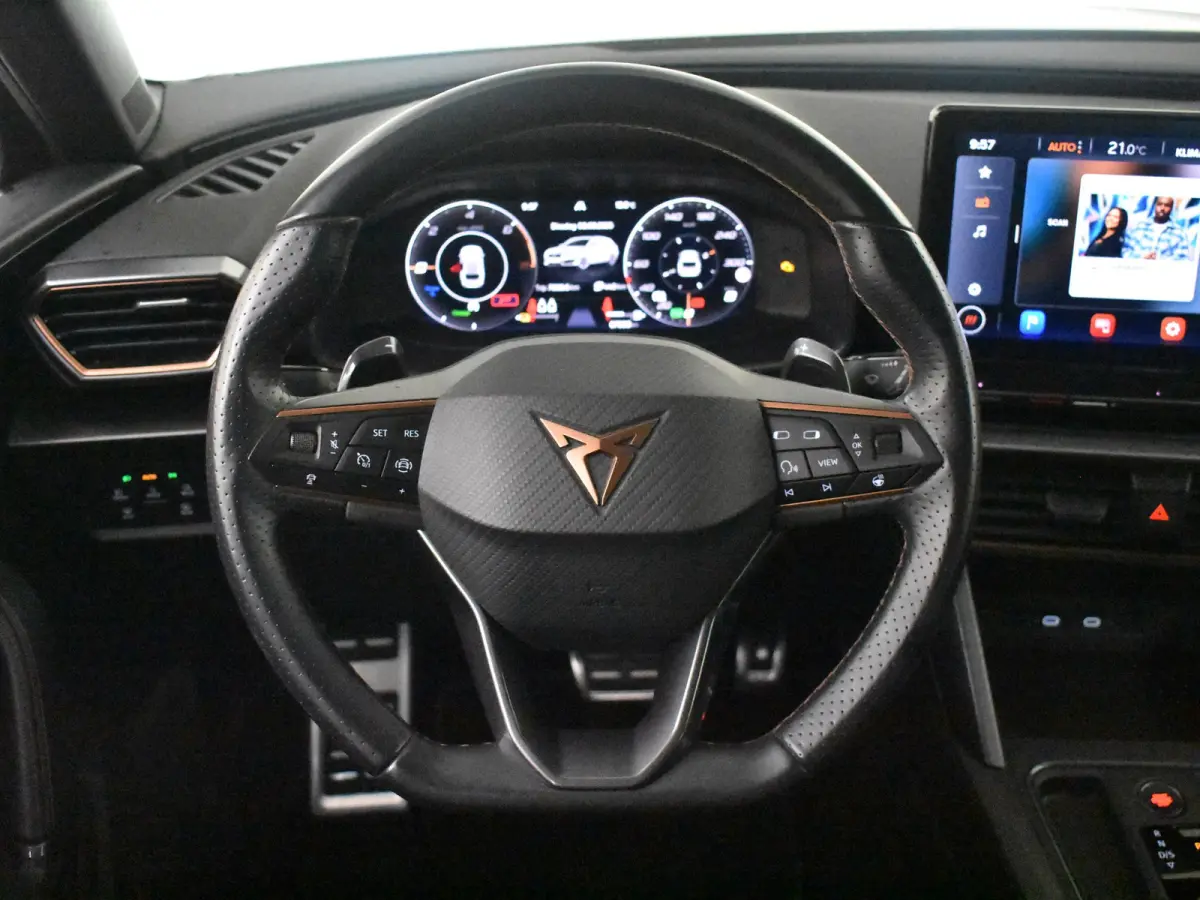 | Camera | Parkeer assistent | Cruise control Adapt | Apple car /Android auto | Keyless | Navi | DAB | LED | 18"LMV