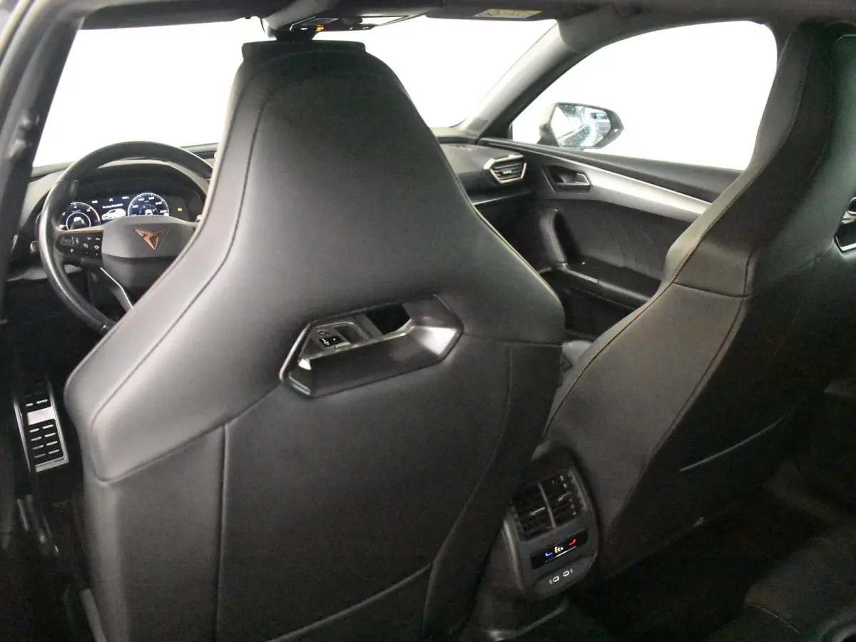 | Camera | Parkeer assistent | Cruise control Adapt | Apple car /Android auto | Keyless | Navi | DAB | LED | 18"LMV