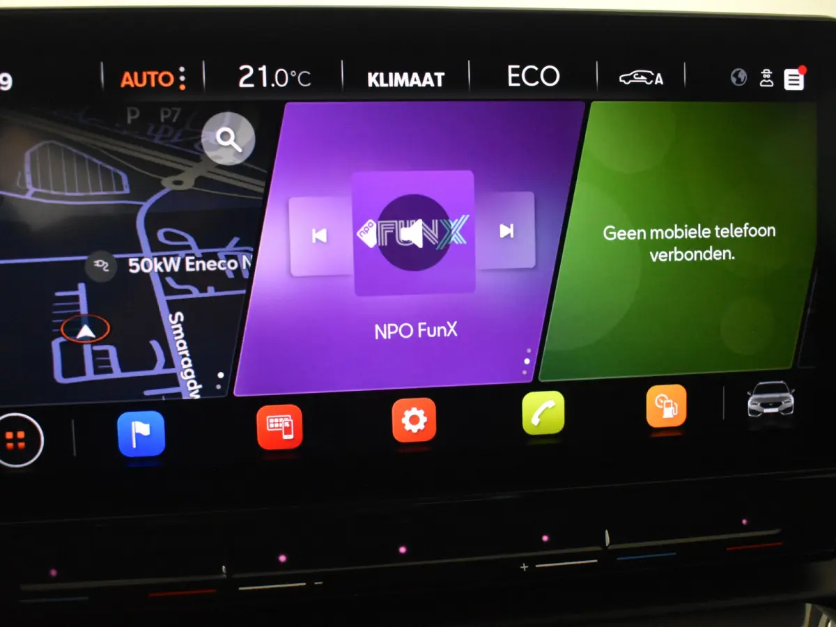 | Camera | Parkeer assistent | Cruise control Adapt | Apple car /Android auto | Keyless | Navi | DAB | LED | 18"LMV