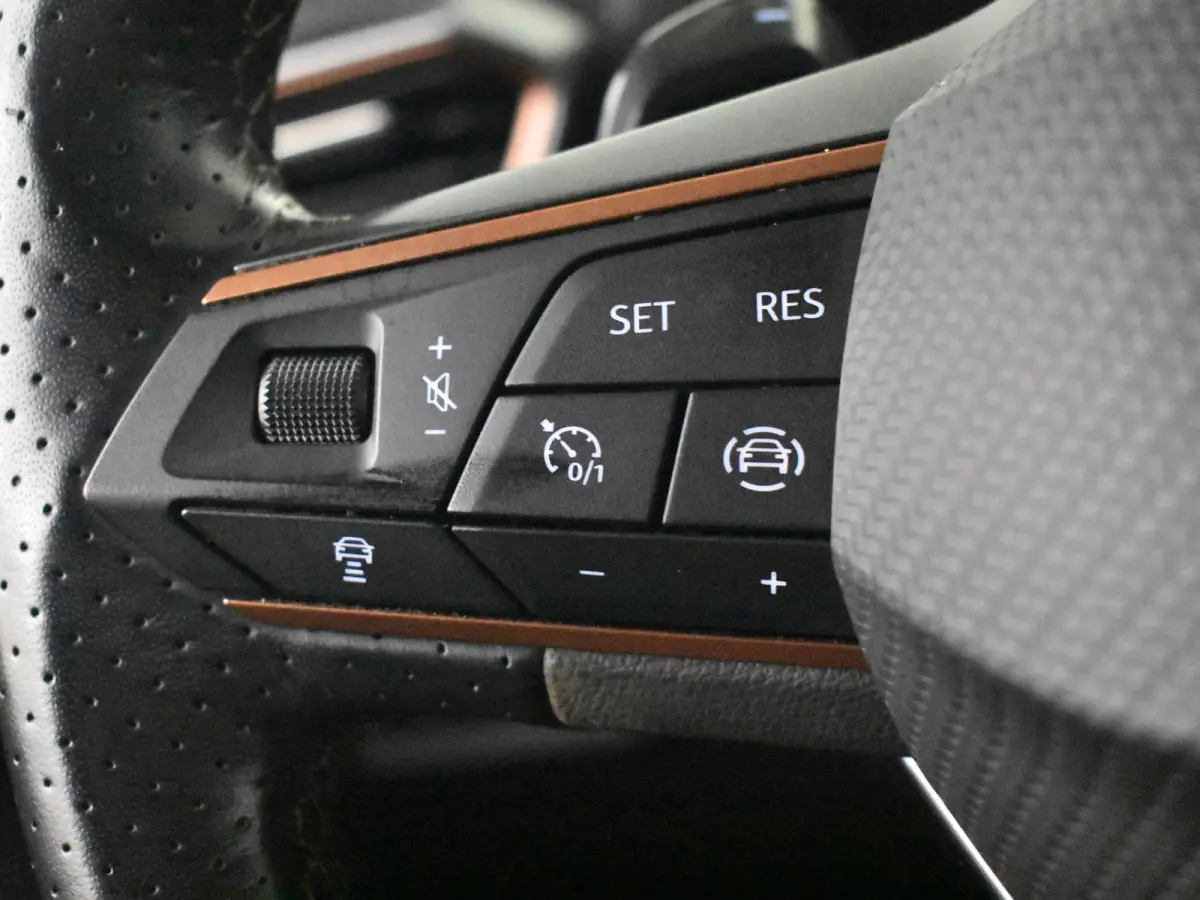 | Camera | Parkeer assistent | Cruise control Adapt | Apple car /Android auto | Keyless | Navi | DAB | LED | 18"LMV