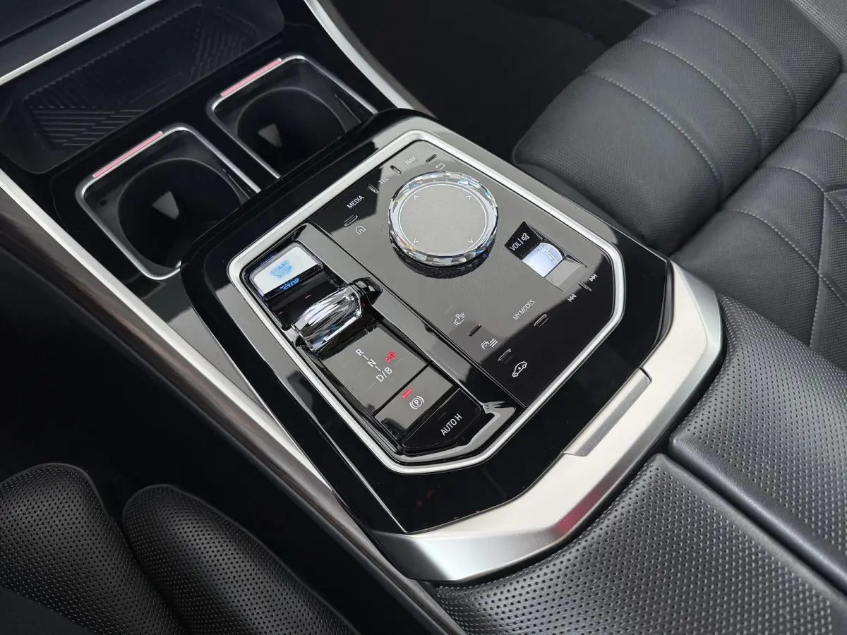 xDrive60 106 kWh | Bowers & Wilkins | Trekhaak | Massage voorstoelen | Connoisseur Pack | Driving Assistant Professional |  Gelaagd glas | panoramadak Sky Lounge