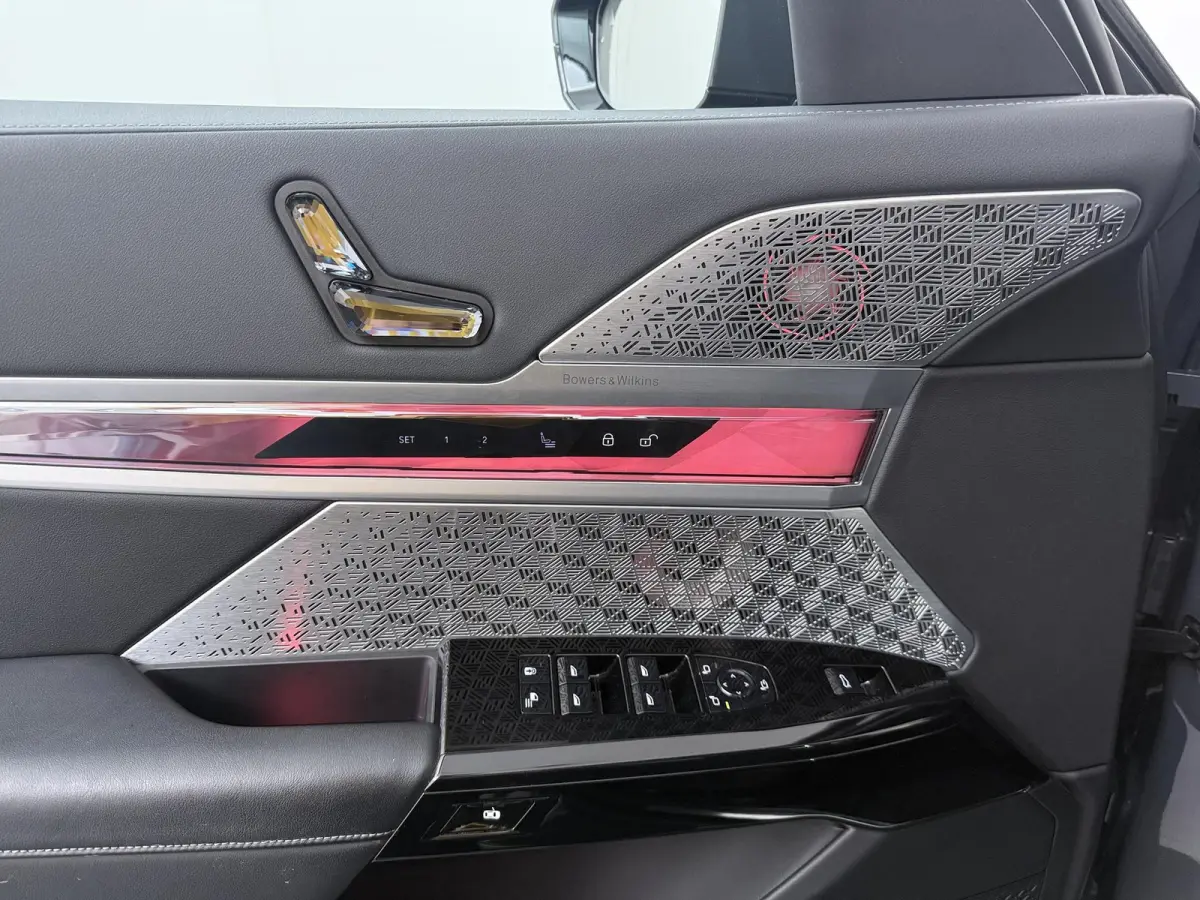 xDrive60 106 kWh | Bowers & Wilkins | Trekhaak | Massage voorstoelen | Connoisseur Pack | Driving Assistant Professional |  Gelaagd glas | panoramadak Sky Lounge