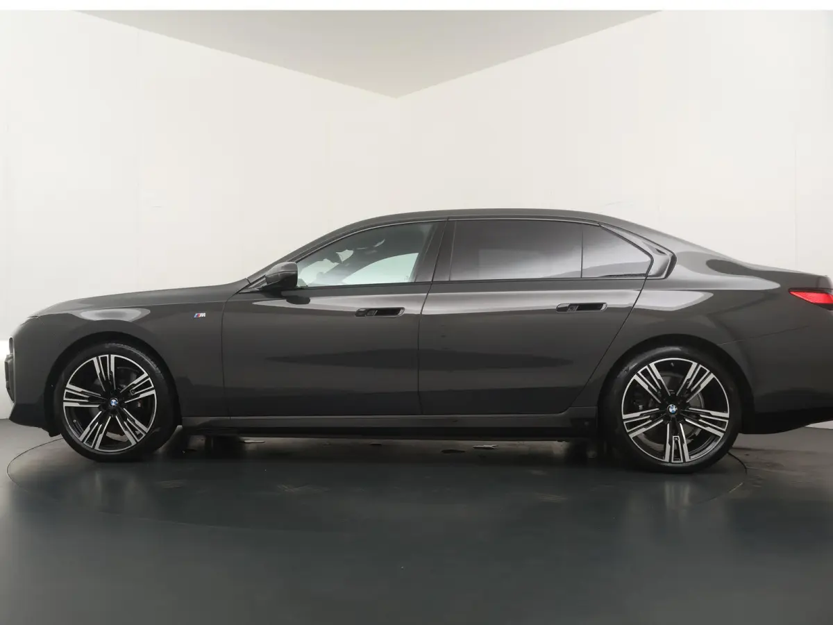 xDrive60 106 kWh | Bowers & Wilkins | Trekhaak | Massage voorstoelen | Connoisseur Pack | Driving Assistant Professional |  Gelaagd glas | panoramadak Sky Lounge