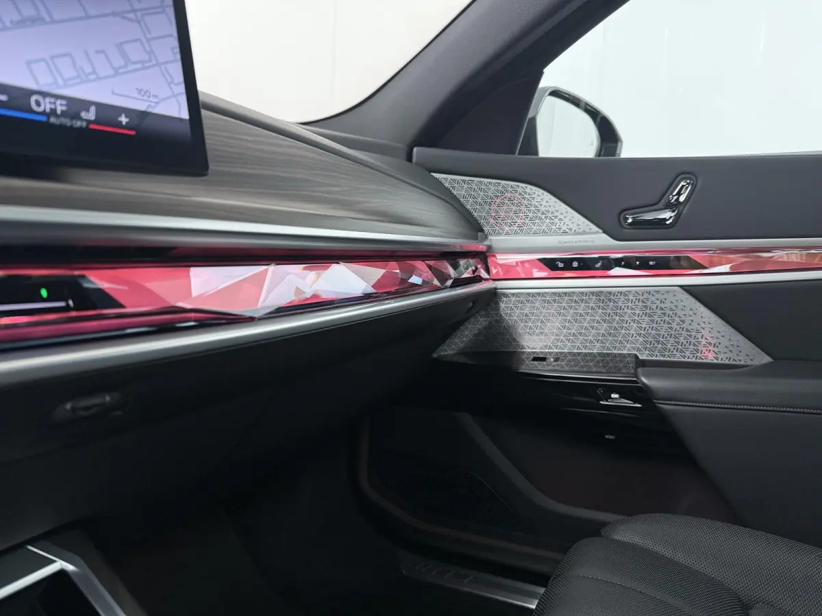 xDrive60 106 kWh | Bowers & Wilkins | Trekhaak | Massage voorstoelen | Connoisseur Pack | Driving Assistant Professional |  Gelaagd glas | panoramadak Sky Lounge