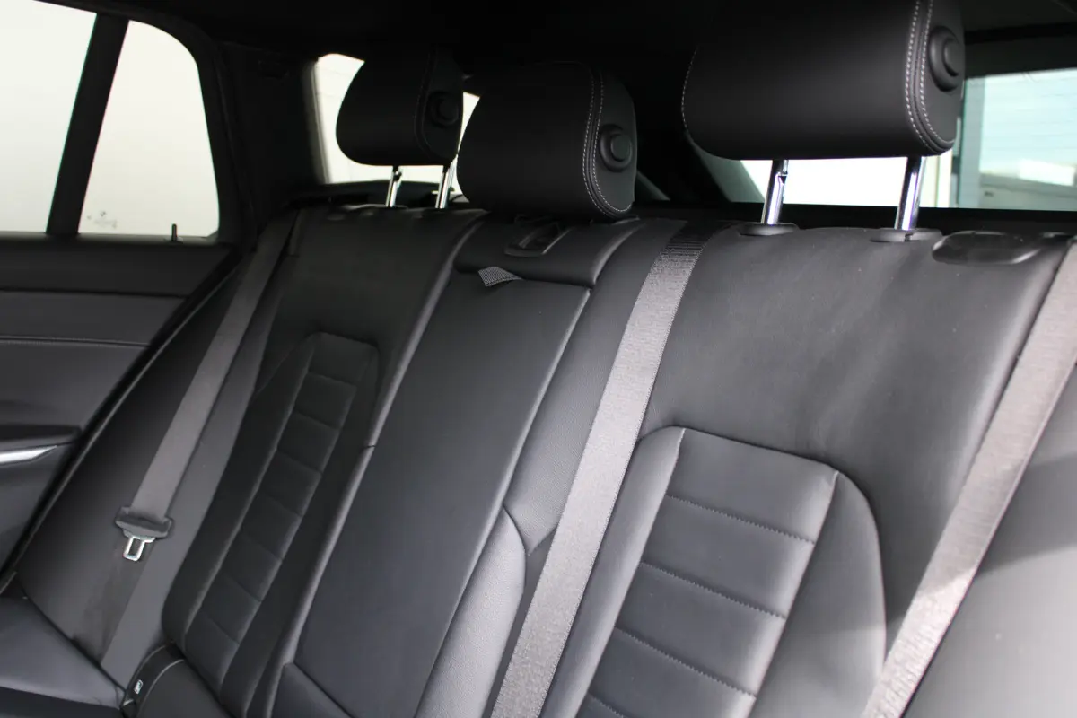 320e Business Edition Plus | SOH 93% | M-sport | Ledere bekleding | Elektrische achterklep | Navigatie |