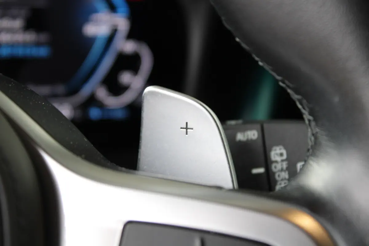 320e Business Edition Plus | SOH 93% | M-sport | Ledere bekleding | Elektrische achterklep | Navigatie |