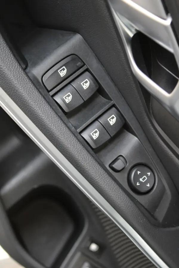 320e Business Edition Plus | SOH 93% | M-sport | Ledere bekleding | Elektrische achterklep | Navigatie |