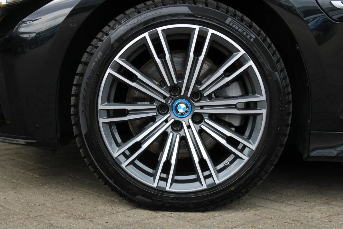 320e Business Edition Plus | SOH 93% | M-sport | Ledere bekleding | Elektrische achterklep | Navigatie |