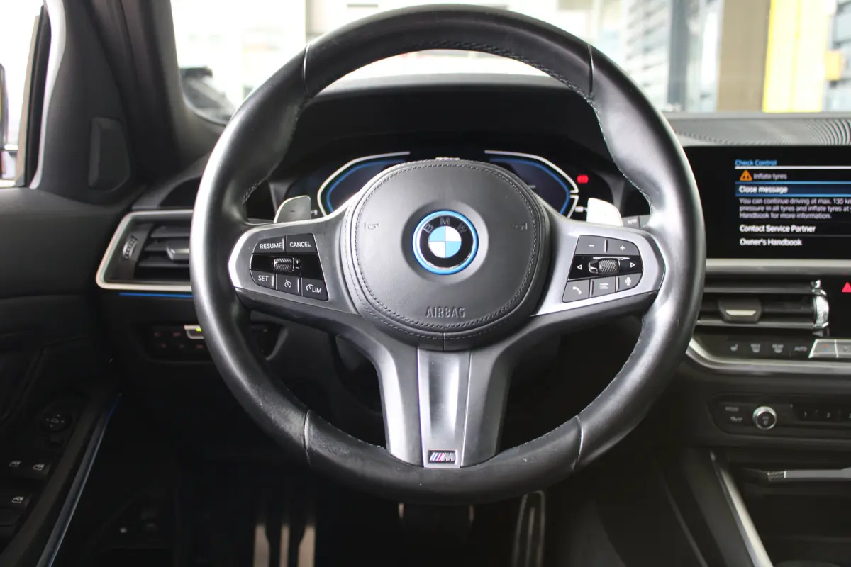 320e Business Edition Plus | SOH 93% | M-sport | Ledere bekleding | Elektrische achterklep | Navigatie |