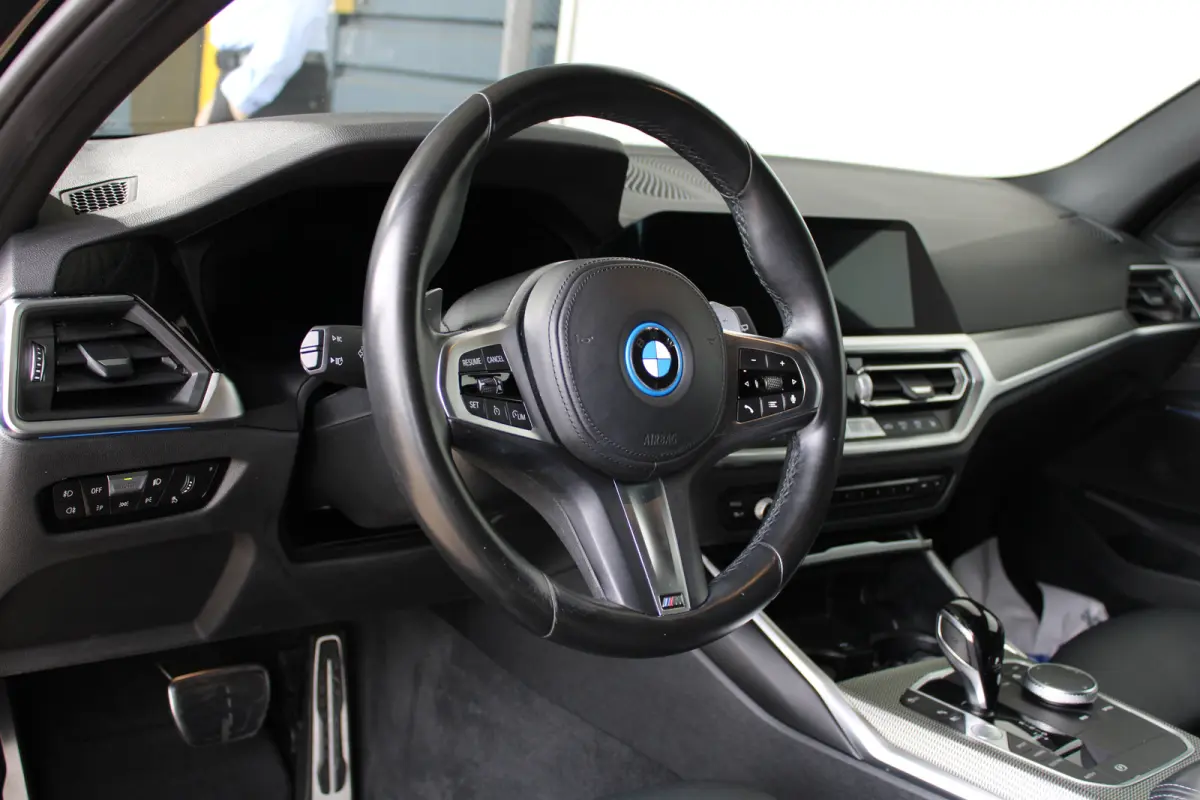 320e Business Edition Plus | SOH 93% | M-sport | Ledere bekleding | Elektrische achterklep | Navigatie |