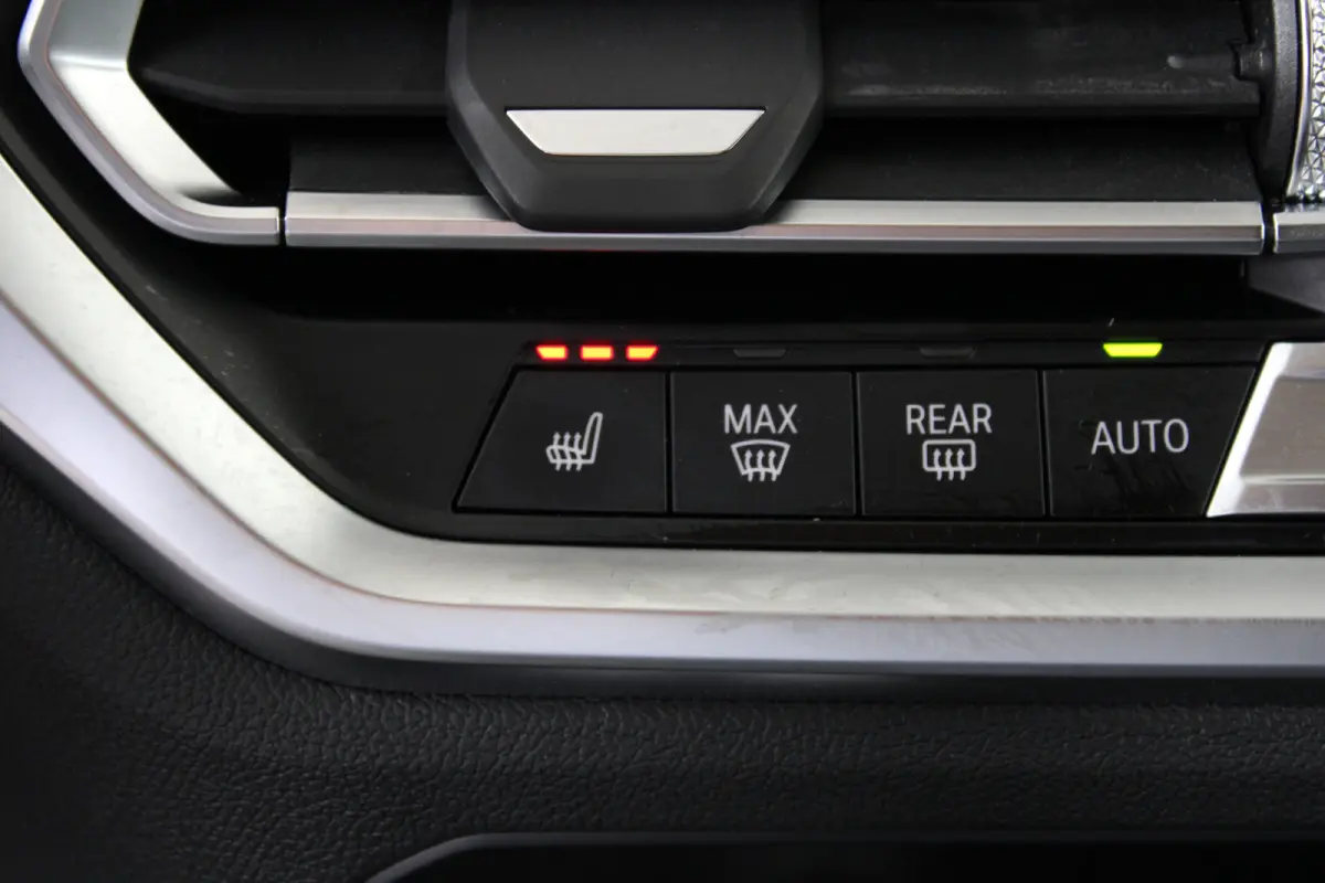 320e Business Edition Plus | SOH 93% | M-sport | Ledere bekleding | Elektrische achterklep | Navigatie |