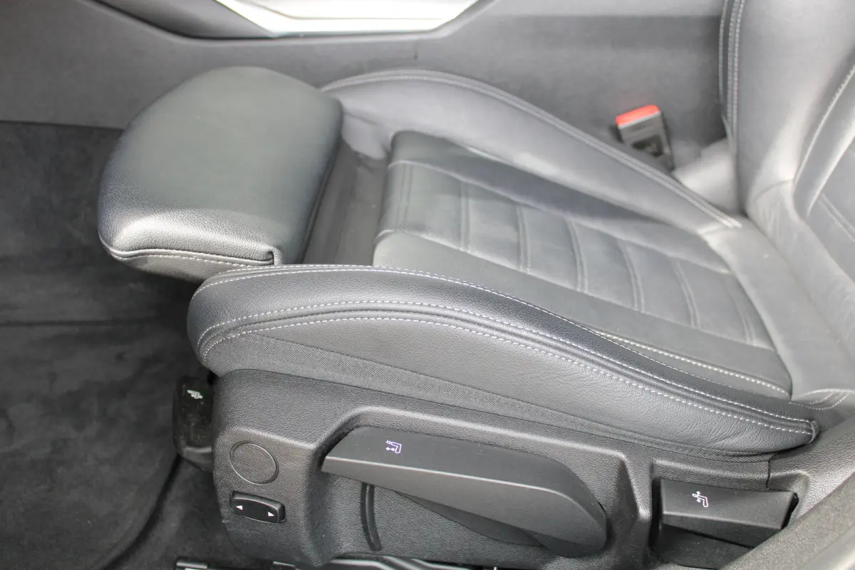 320e Business Edition Plus | SOH 93% | M-sport | Ledere bekleding | Elektrische achterklep | Navigatie |