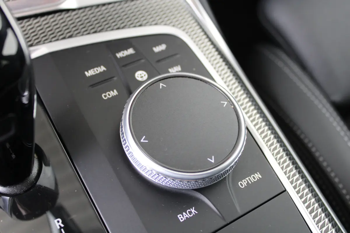 320e Business Edition Plus | SOH 93% | M-sport | Ledere bekleding | Elektrische achterklep | Navigatie |