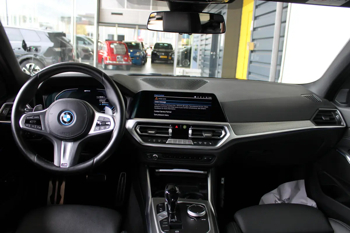 320e Business Edition Plus | SOH 93% | M-sport | Ledere bekleding | Elektrische achterklep | Navigatie |