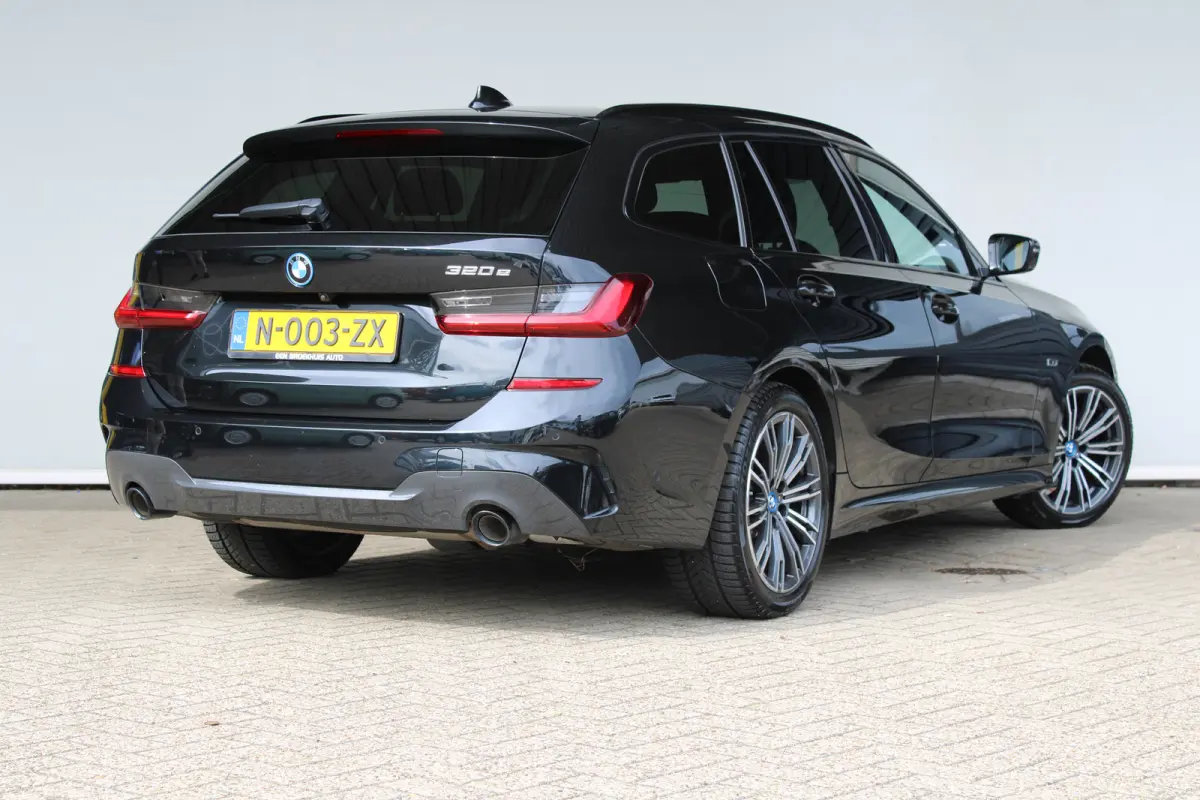 320e Business Edition Plus | SOH 93% | M-sport | Ledere bekleding | Elektrische achterklep | Navigatie |