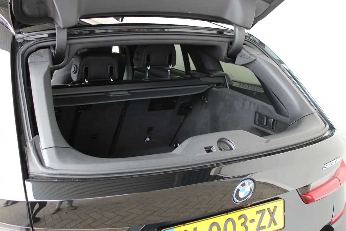 320e Business Edition Plus | SOH 93% | M-sport | Ledere bekleding | Elektrische achterklep | Navigatie |