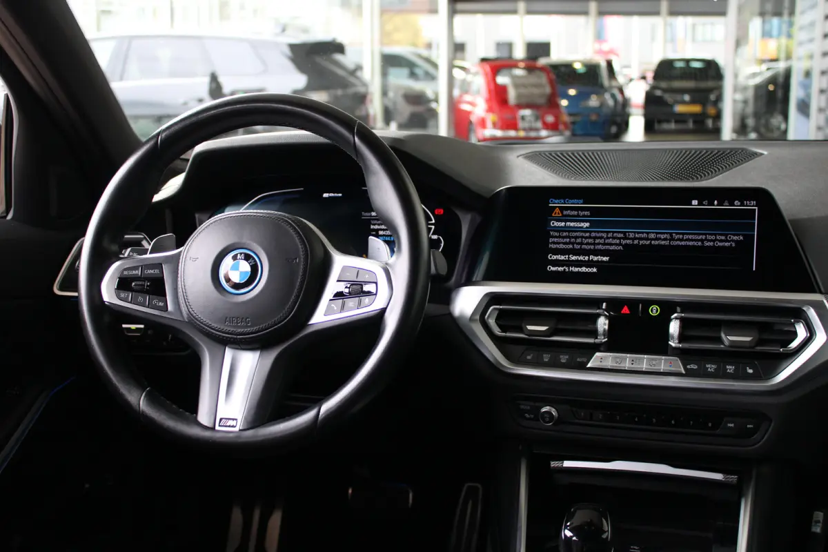 320e Business Edition Plus | SOH 93% | M-sport | Ledere bekleding | Elektrische achterklep | Navigatie |