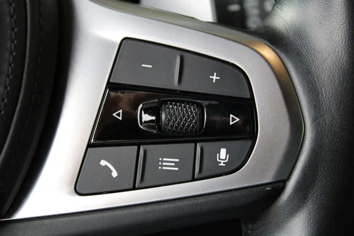 320e Business Edition Plus | SOH 93% | M-sport | Ledere bekleding | Elektrische achterklep | Navigatie |