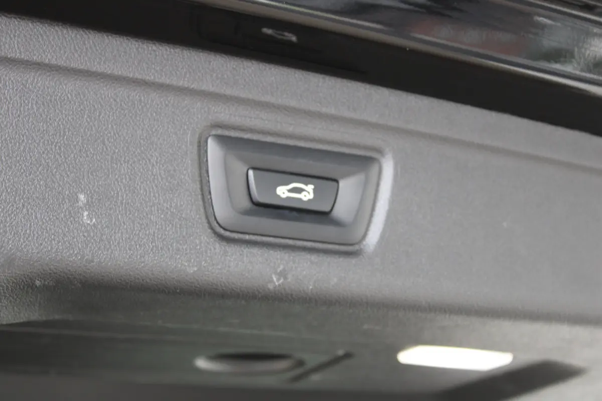 320e Business Edition Plus | SOH 93% | M-sport | Ledere bekleding | Elektrische achterklep | Navigatie |