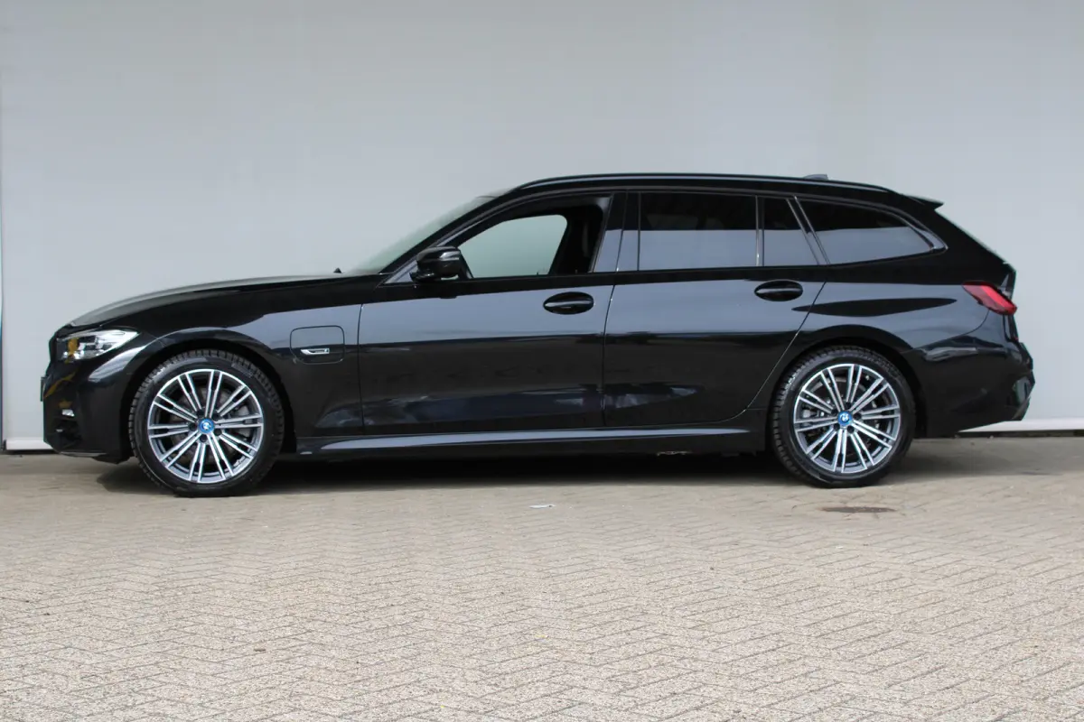 320e Business Edition Plus | SOH 93% | M-sport | Ledere bekleding | Elektrische achterklep | Navigatie |