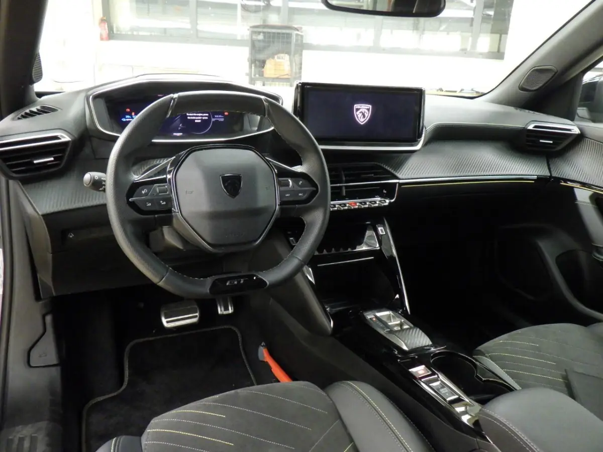 GT Avantage | Massage St. | Leder Alcan. | Memory | Camera | KeyLess | Climate & Cruise C. | Full LED | BLIS | Privacy Glass | Massage St. | Leder Alcan. | Memory | Camera | KeyLess | Climat