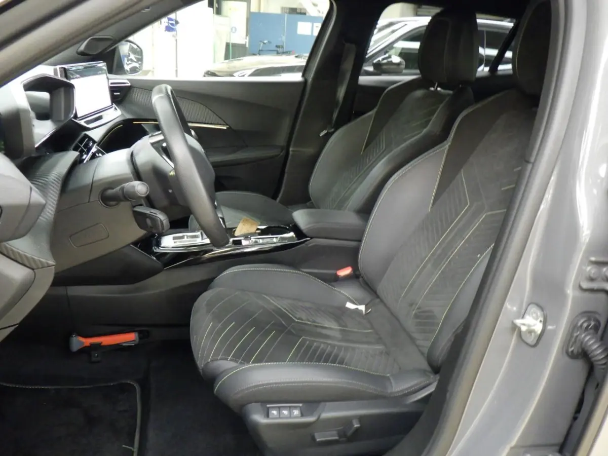 GT Avantage | Massage St. | Leder Alcan. | Memory | Camera | KeyLess | Climate & Cruise C. | Full LED | BLIS | Privacy Glass | Massage St. | Leder Alcan. | Memory | Camera | KeyLess | Climat