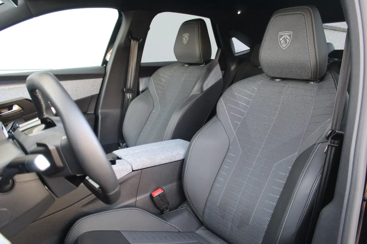 1.2 Hybrid 145 GT | Adap. Cruise C.. | Matrix LED | Camera | St. Verwarming | 19" LMV | Climate C. | KeyLess | PDC V&A | Privacy Glass | Adap. Cruise C.. | Matrix LED | Camera | St. Verwarmi