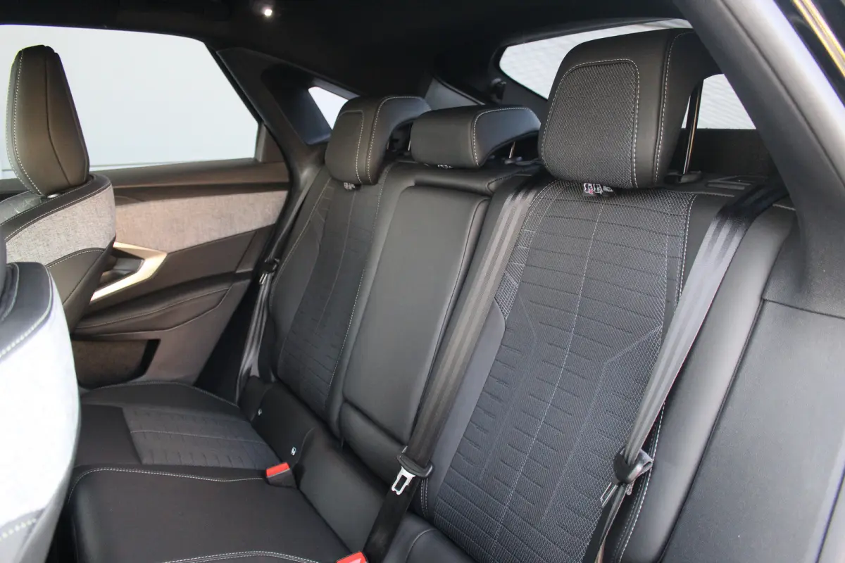 1.2 Hybrid 145 GT | Adap. Cruise C.. | Matrix LED | Camera | St. Verwarming | 19" LMV | Climate C. | KeyLess | PDC V&A | Privacy Glass | Adap. Cruise C.. | Matrix LED | Camera | St. Verwarmi