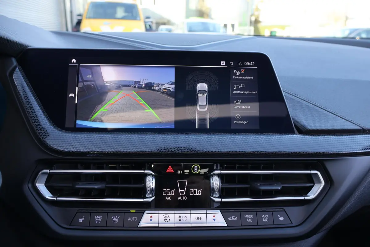 218i Executive Edition 1e eigenaar | Dealer Onderh | BTW | NAP | M-Sport+ | Pano | Winterpack | Harman | Camera | Alarm Klasse 3 | HIFI | Navi | Climate | Carplay | LMV | DAB