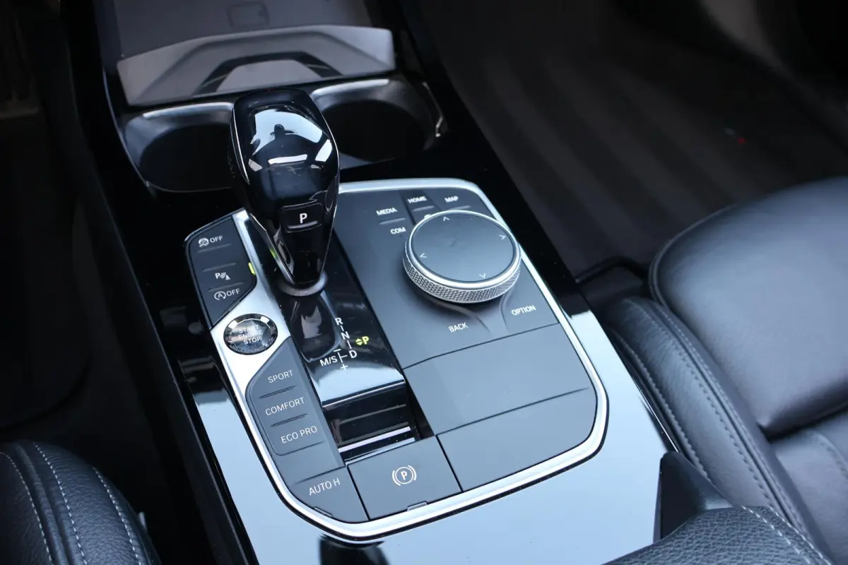 218i Executive Edition 1e eigenaar | Dealer Onderh | BTW | NAP | M-Sport+ | Pano | Winterpack | Harman | Camera | Alarm Klasse 3 | HIFI | Navi | Climate | Carplay | LMV | DAB