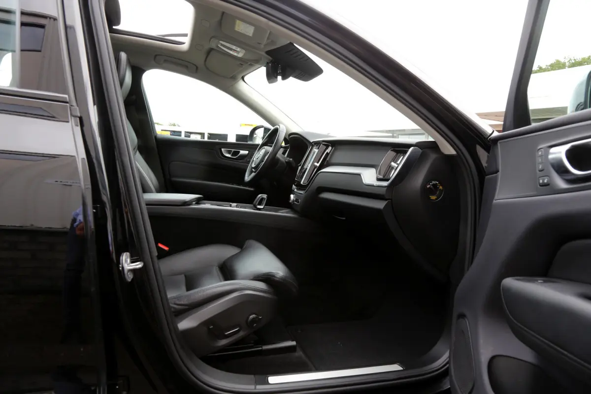2.0 T6 Plug-in hybrid Long Range AWD Plus Dark*Perfect Volvo Onderh.*Pano/Elek. Trekhaak/Sport Stoelen Leder/Stoelverw.V+A/Stuurverw./Camera/Memorie/Parkeersens.V+A/19 inch LM*