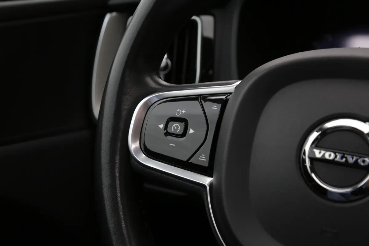 2.0 T6 Plug-in hybrid Long Range AWD Plus Dark*Perfect Volvo Onderh.*Pano/Elek. Trekhaak/Sport Stoelen Leder/Stoelverw.V+A/Stuurverw./Camera/Memorie/Parkeersens.V+A/19 inch LM*