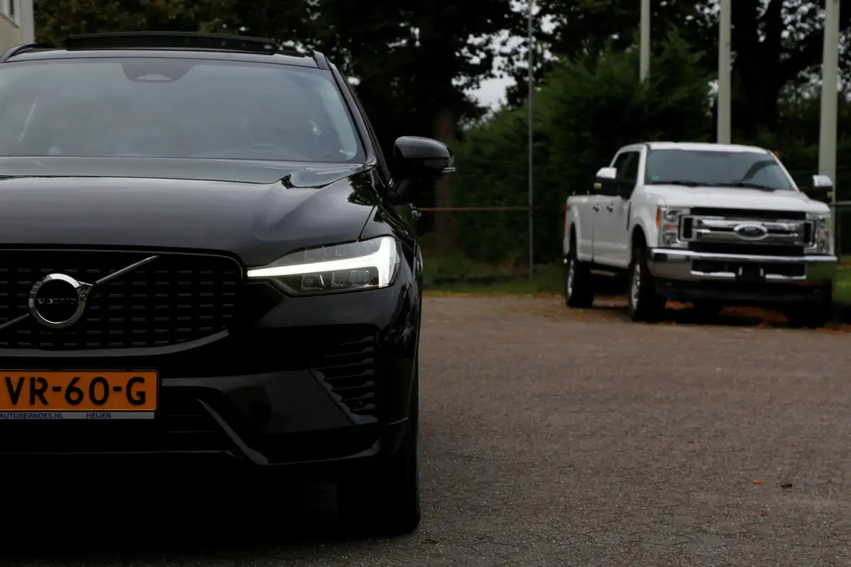2.0 T6 Plug-in hybrid Long Range AWD Plus Dark*Perfect Volvo Onderh.*Pano/Elek. Trekhaak/Sport Stoelen Leder/Stoelverw.V+A/Stuurverw./Camera/Memorie/Parkeersens.V+A/19 inch LM*