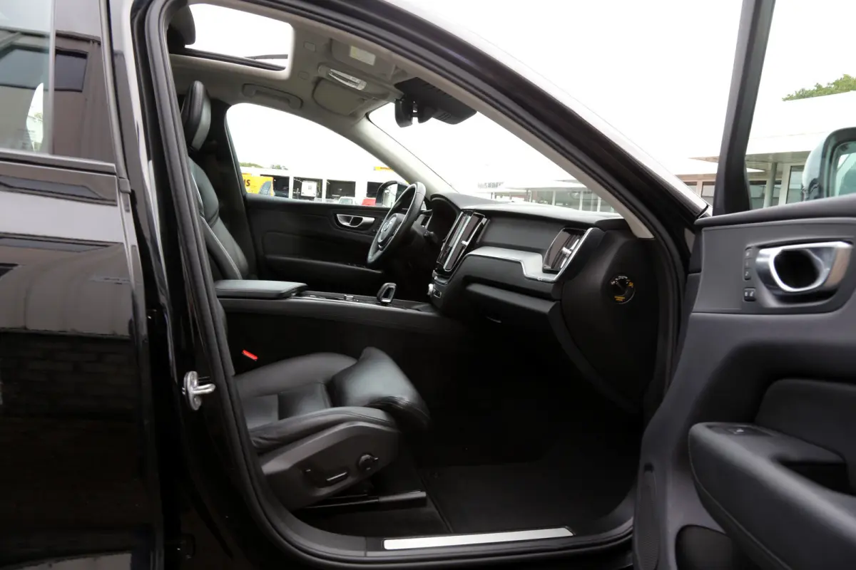 2.0 T6 Plug-in hybrid Long Range AWD Plus Dark*Perfect Volvo Onderh.*Pano/Elek. Trekhaak/Sport Stoelen Leder/Stoelverw.V+A/Stuurverw./Camera/Memorie/Parkeersens.V+A/19 inch LM*
