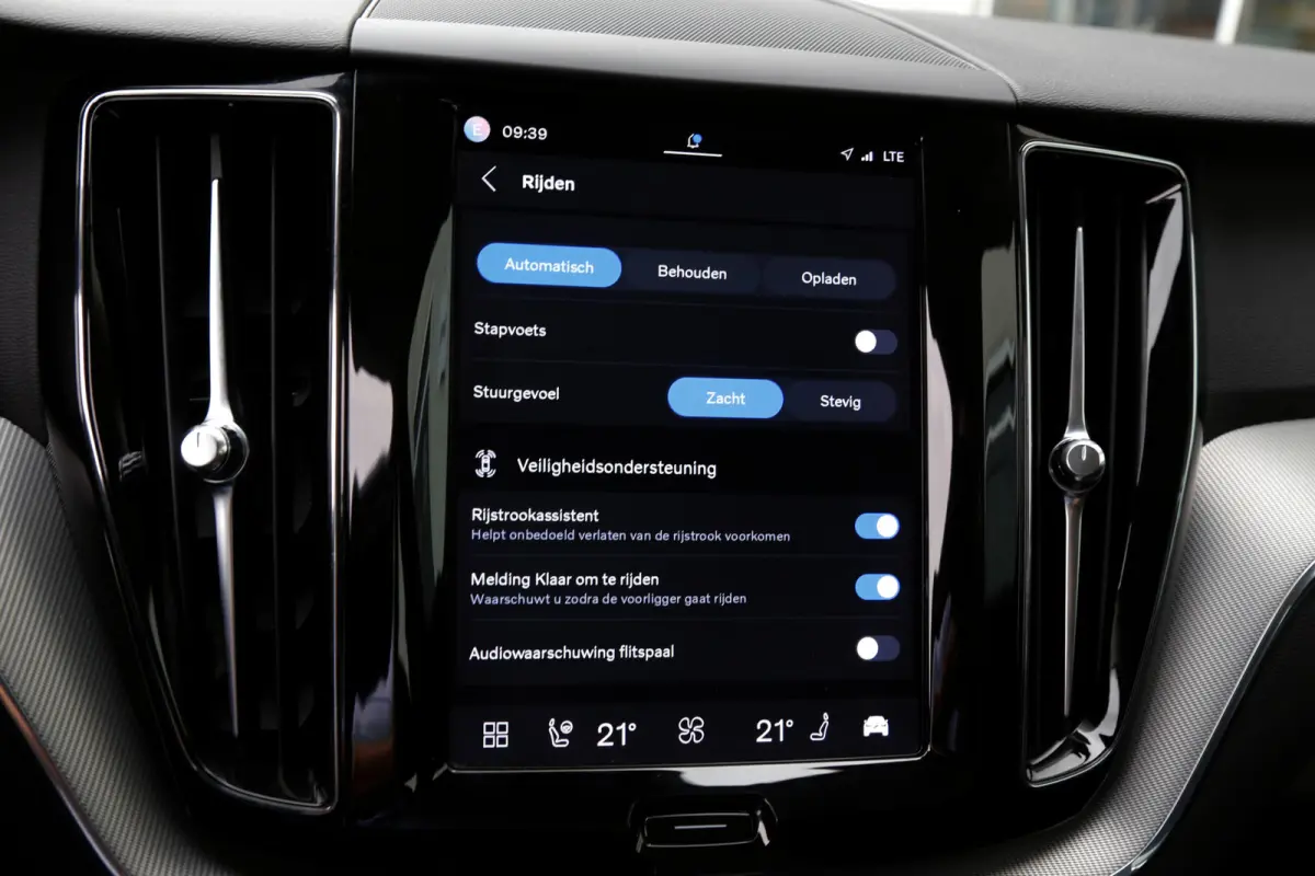 2.0 T6 Plug-in hybrid Long Range AWD Plus Dark*Perfect Volvo Onderh.*Pano/Elek. Trekhaak/Sport Stoelen Leder/Stoelverw.V+A/Stuurverw./Camera/Memorie/Parkeersens.V+A/19 inch LM*