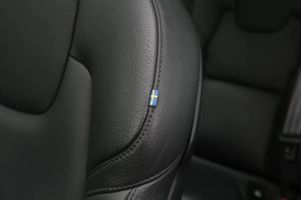 2.0 T6 Plug-in hybrid Long Range AWD Plus Dark*Perfect Volvo Onderh.*Pano/Elek. Trekhaak/Sport Stoelen Leder/Stoelverw.V+A/Stuurverw./Camera/Memorie/Parkeersens.V+A/19 inch LM*