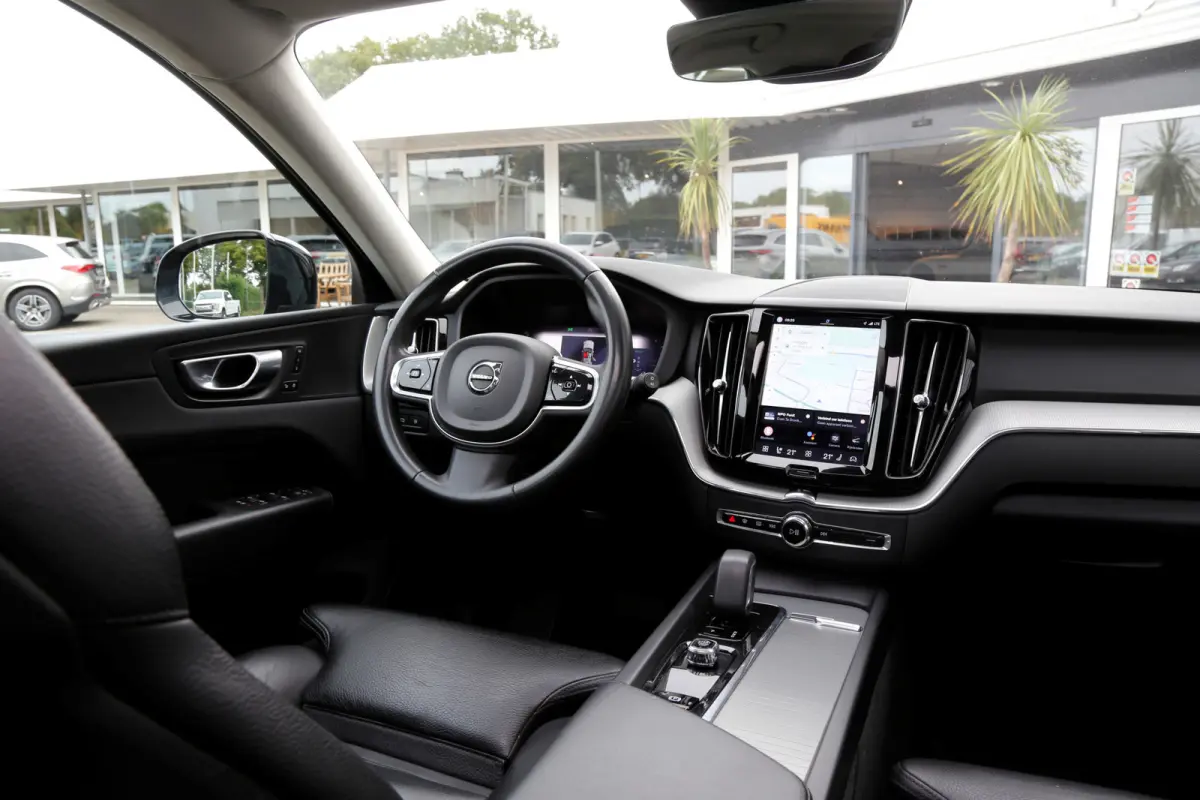 2.0 T6 Plug-in hybrid Long Range AWD Plus Dark*Perfect Volvo Onderh.*Pano/Elek. Trekhaak/Sport Stoelen Leder/Stoelverw.V+A/Stuurverw./Camera/Memorie/Parkeersens.V+A/19 inch LM*