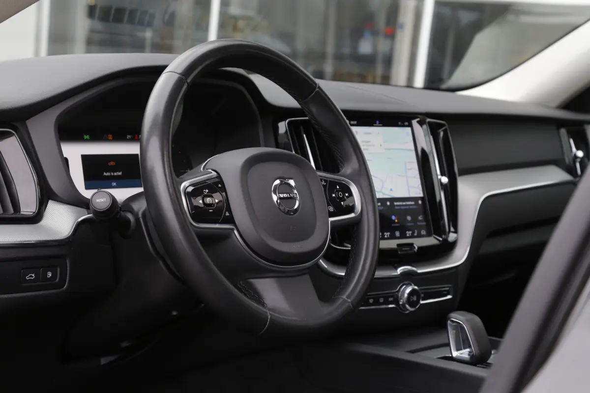 2.0 T6 Plug-in hybrid Long Range AWD Plus Dark*Perfect Volvo Onderh.*Pano/Elek. Trekhaak/Sport Stoelen Leder/Stoelverw.V+A/Stuurverw./Camera/Memorie/Parkeersens.V+A/19 inch LM*
